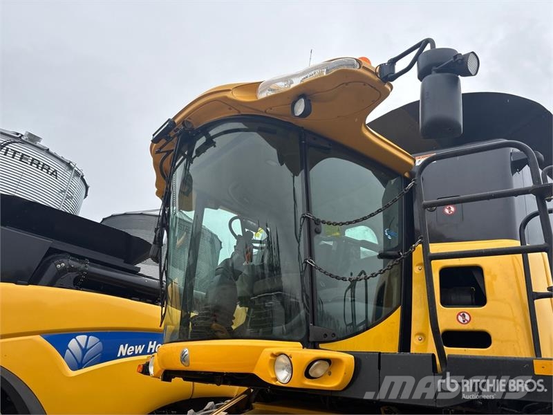 New Holland CX8080 Combine harvesters