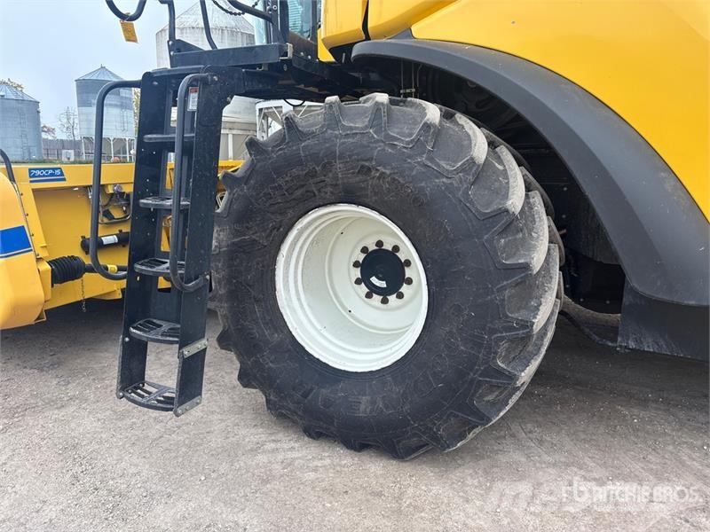 New Holland CX8080 Combine harvesters