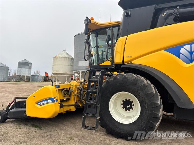 New Holland CX8080 Combine harvesters