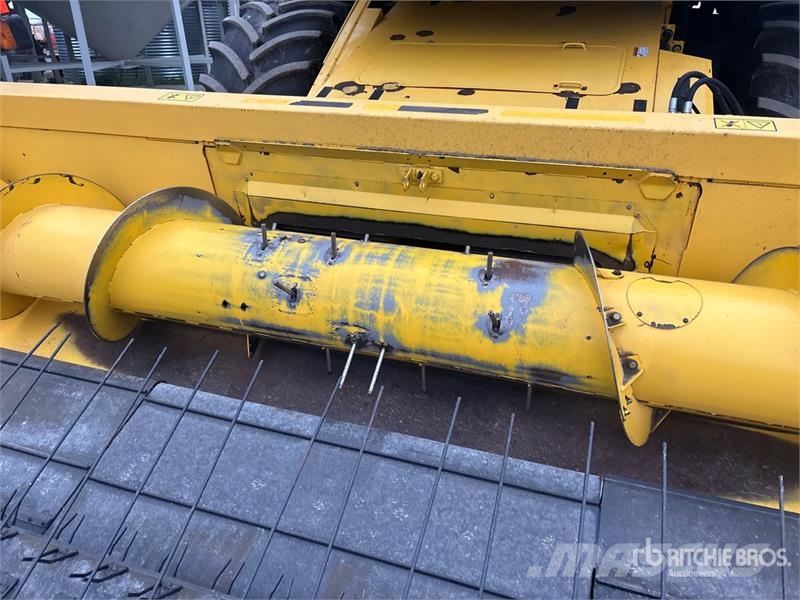 New Holland CX8080 Combine harvesters