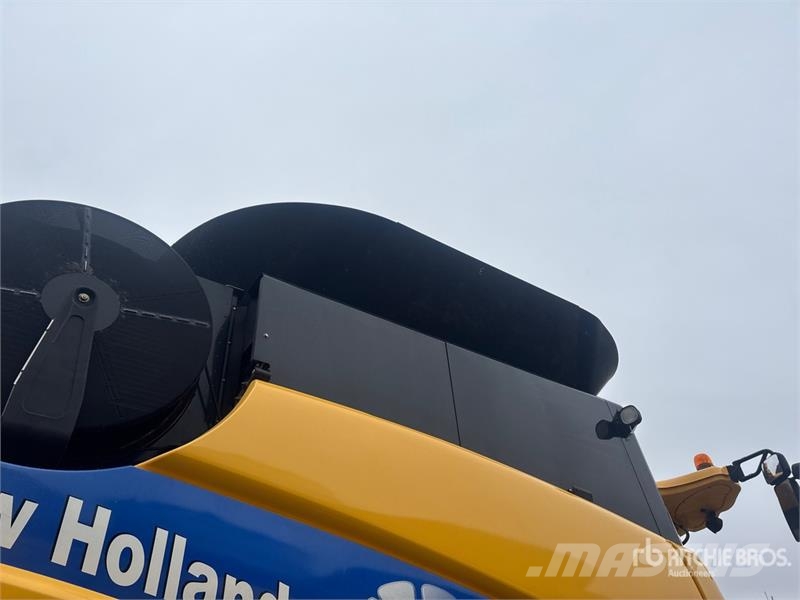 New Holland CX8080 Combine harvesters