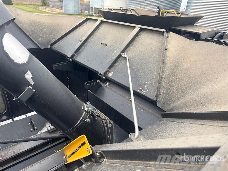 New Holland CX8080 Combine harvesters