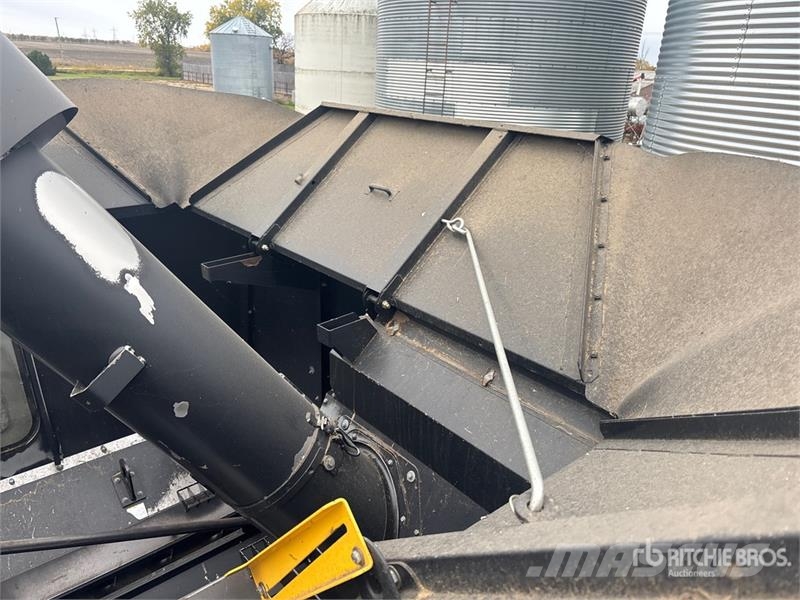 New Holland CX8080 Combine harvesters