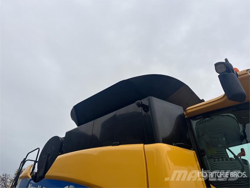 New Holland CX8080 Combine harvesters