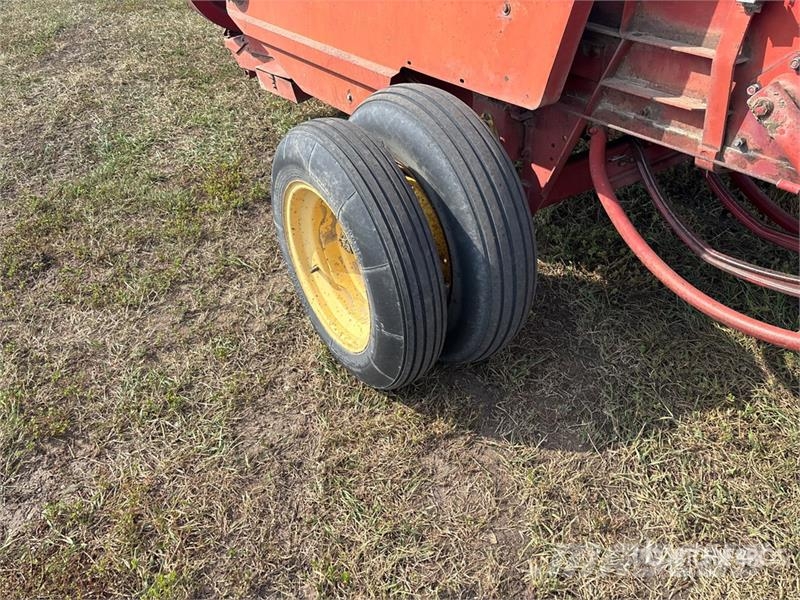New Holland Hayliner 310 Square Baler محزمات مربعة