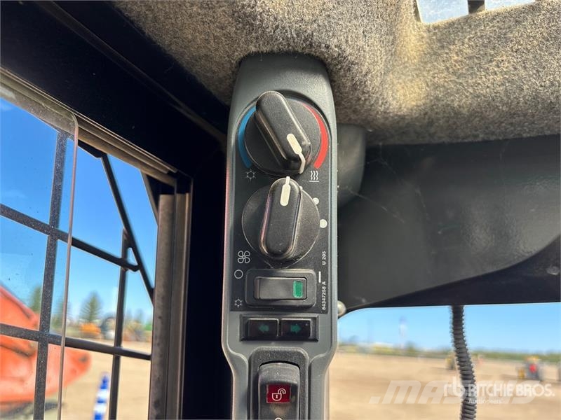 New Holland L230 Lietoti riteņu kompaktiekrāvēji