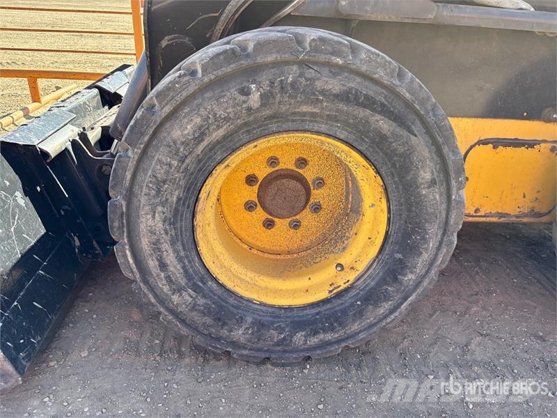 New Holland L230 Lietoti riteņu kompaktiekrāvēji