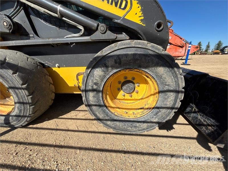 New Holland L230 Lietoti riteņu kompaktiekrāvēji