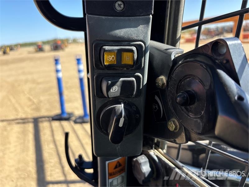 New Holland L230 Lietoti riteņu kompaktiekrāvēji