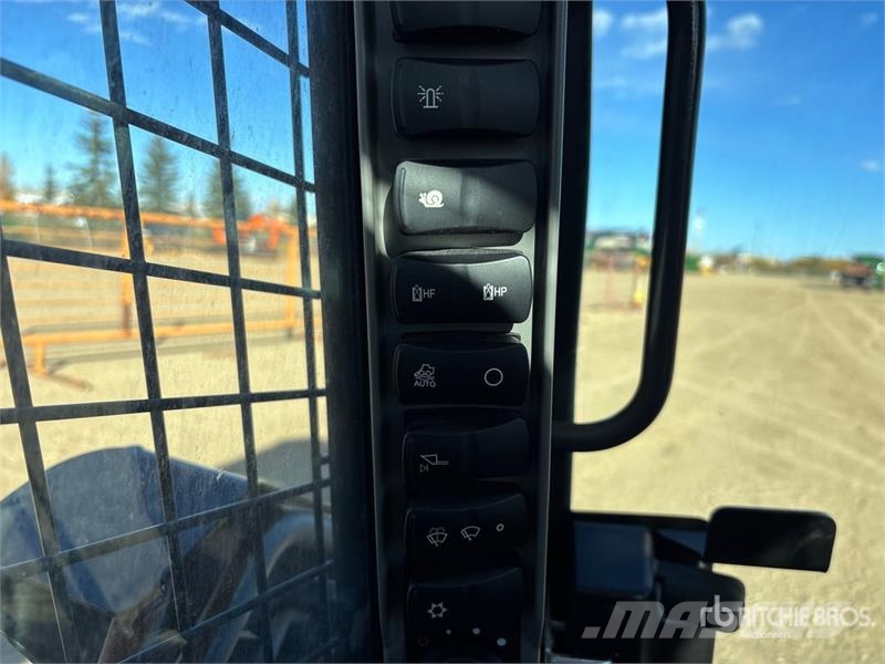New Holland L328 Two-Speed Skid Steer Loader Skid steer mini nakladalci
