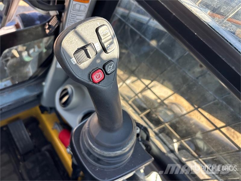 New Holland L328 Two-Speed Skid Steer Loader Skid steer mini nakladalci