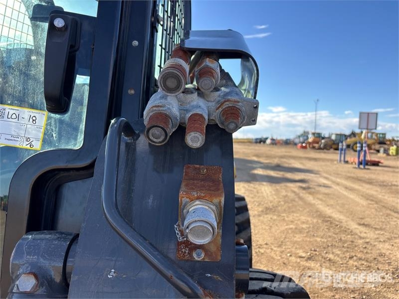 New Holland L328 Two-Speed Skid Steer Loader Skid steer mini nakladalci