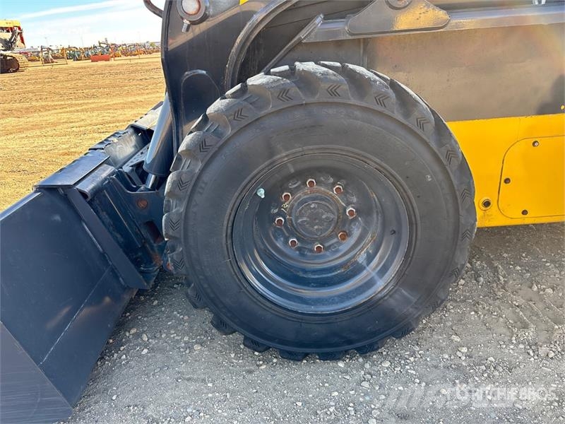 New Holland L328 Two-Speed Skid Steer Loader Skid steer mini nakladalci