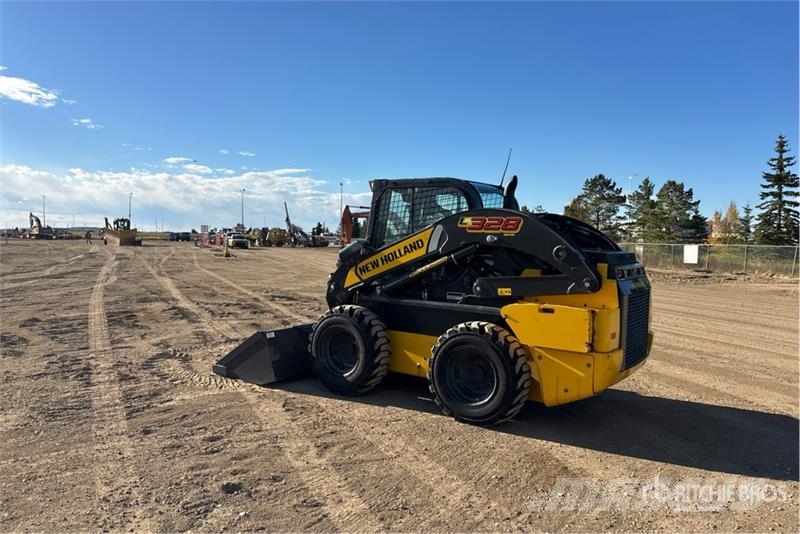 New Holland L328 Two-Speed Skid Steer Loader Skid steer mini nakladalci