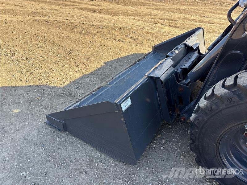 New Holland L328 Two-Speed Skid Steer Loader Skid steer mini nakladalci