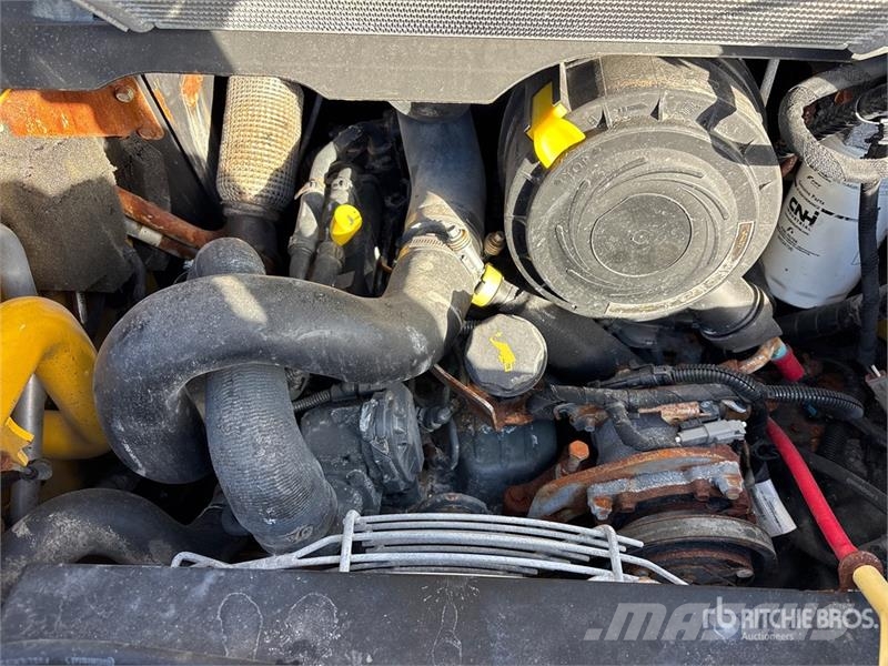 New Holland L328 Two-Speed Skid Steer Loader Skid steer mini nakladalci