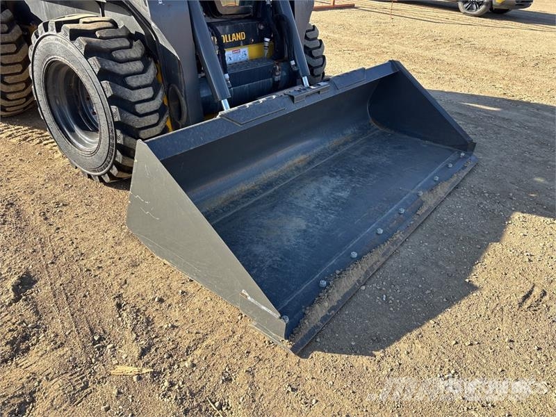 New Holland L328 Two-Speed Skid Steer Loader Skid steer mini nakladalci