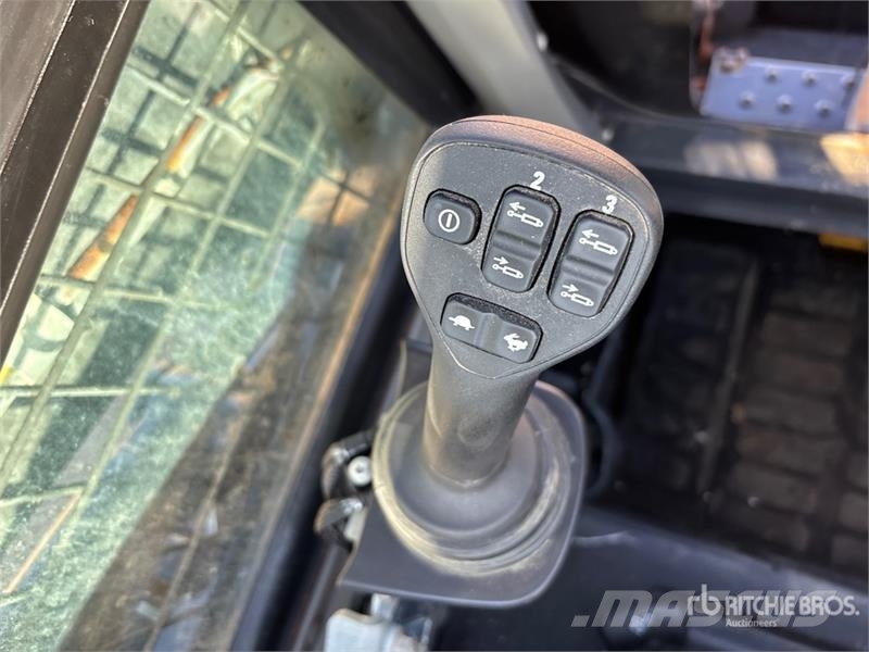 New Holland L328 Two-Speed Skid Steer Loader Skid steer mini nakladalci