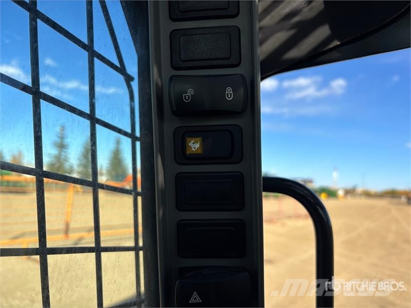 New Holland L328 Two-Speed Skid Steer Loader Skid steer mini nakladalci