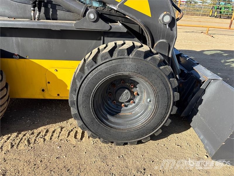 New Holland L328 Two-Speed Skid Steer Loader Skid steer mini nakladalci