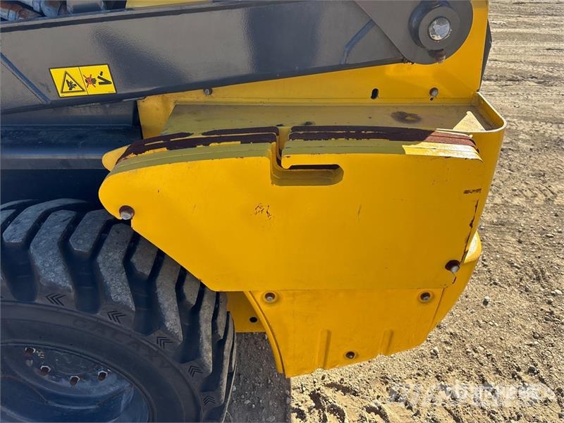 New Holland L328 Two-Speed Skid Steer Loader Skid steer mini nakladalci
