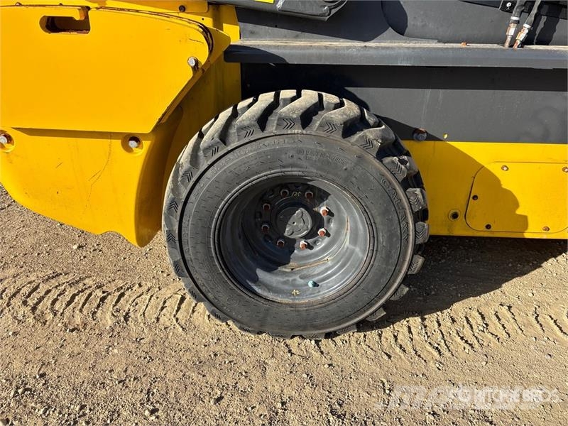 New Holland L328 Two-Speed Skid Steer Loader Skid steer mini nakladalci