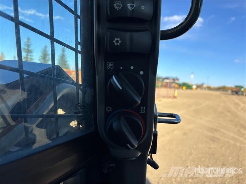 New Holland L328 Two-Speed Skid Steer Loader Skid steer mini nakladalci