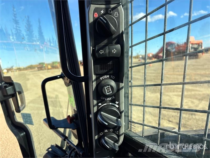 New Holland L328 Two-Speed Skid Steer Loader Skid steer mini nakladalci