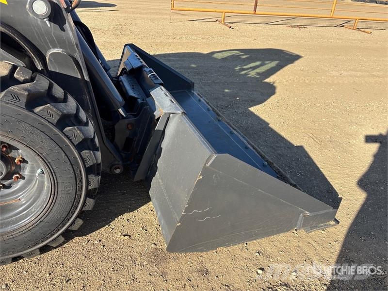 New Holland L328 Two-Speed Skid Steer Loader Skid steer mini nakladalci