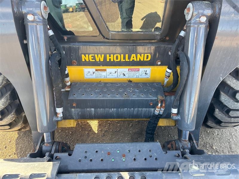 New Holland L328 Two-Speed Skid Steer Loader Skid steer mini nakladalci