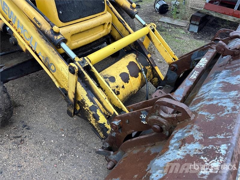 New Holland LB75B لوادر ذات جرافات عكسية