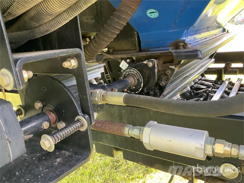 New Holland SC230 230 bu Tow-Behind Air Cart ドリル