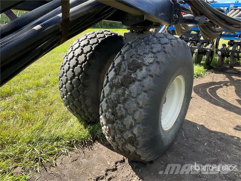 New Holland SC230 230 bu Tow-Behind Air Cart ドリル