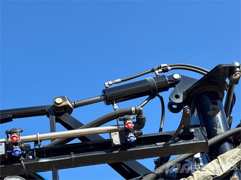 New Holland SP.370F 135 ft 4x4 High Clearance Self-Propelled S رشاشات ذاتية الحركة
