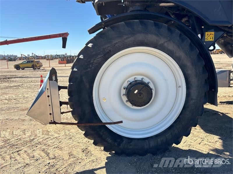 New Holland SP.370F 135 ft 4x4 High Clearance Self-Propelled S رشاشات ذاتية الحركة
