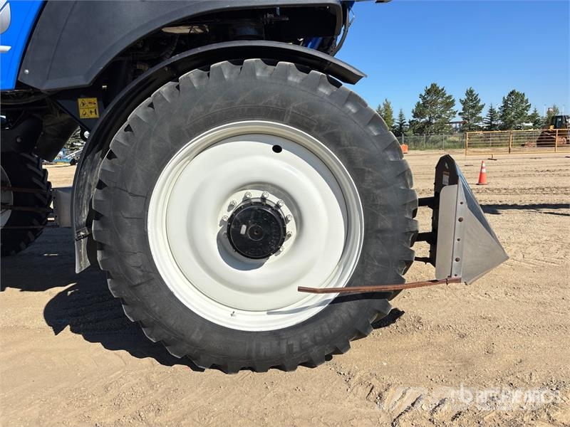New Holland SP.370F 135 ft 4x4 High Clearance Self-Propelled S رشاشات ذاتية الحركة