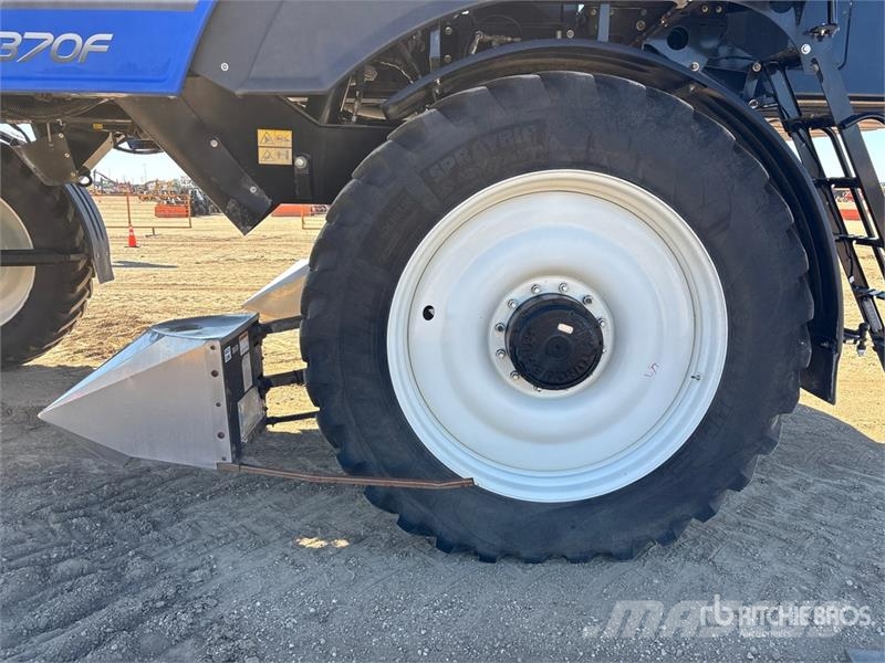 New Holland SP.370F 135 ft 4x4 High Clearance Self-Propelled S رشاشات ذاتية الحركة