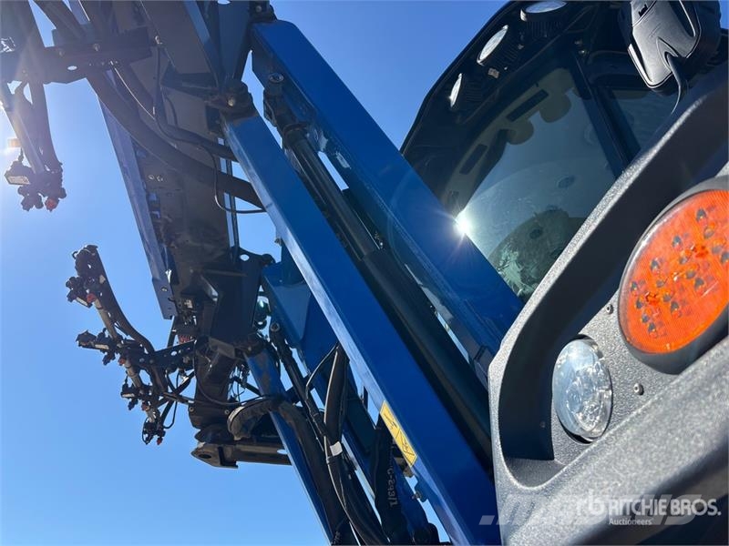New Holland SP.370F 135 ft 4x4 High Clearance Self-Propelled S رشاشات ذاتية الحركة