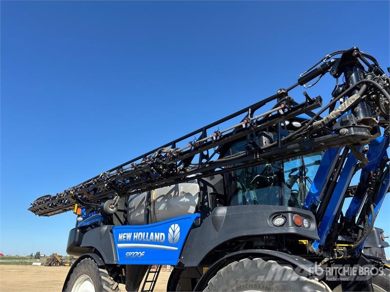 New Holland SP.370F 135 ft 4x4 High Clearance Self-Propelled S رشاشات ذاتية الحركة