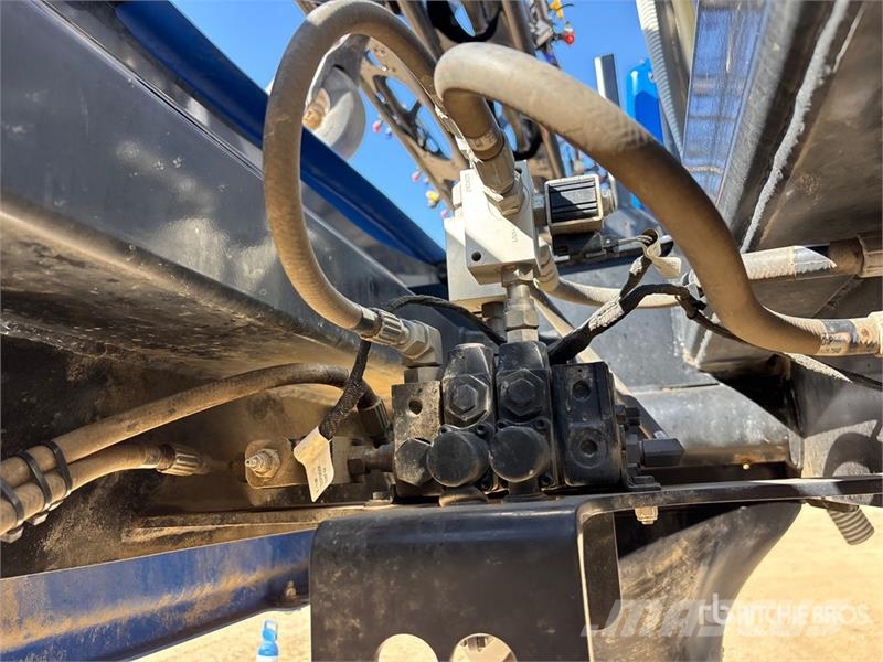 New Holland SP.370F 135 ft 4x4 High Clearance Self-Propelled S رشاشات ذاتية الحركة
