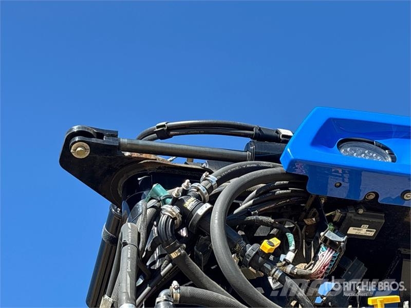 New Holland SP.370F 135 ft 4x4 High Clearance Self-Propelled S رشاشات ذاتية الحركة