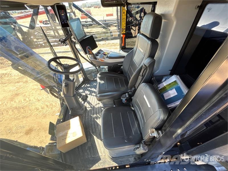 New Holland SP.370F 135 ft 4x4 High Clearance Self-Propelled S رشاشات ذاتية الحركة