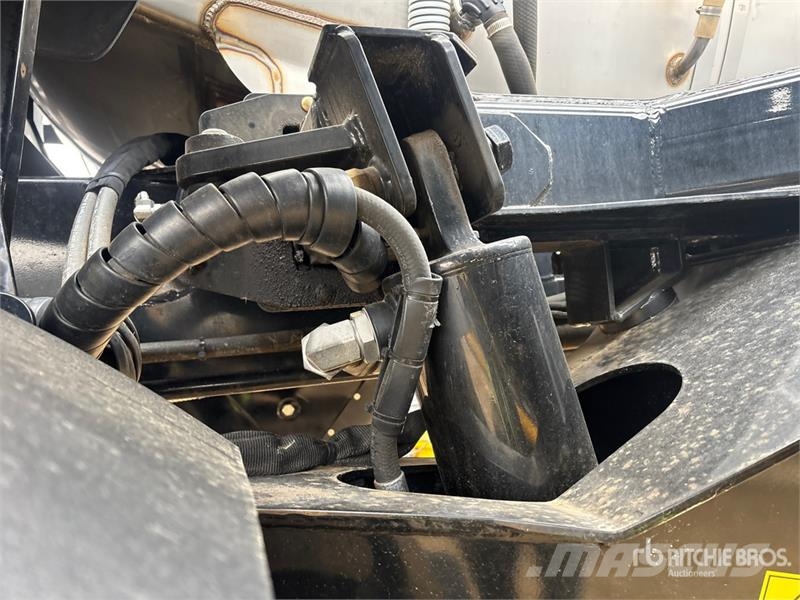 New Holland SP.410F 120 ft 4x4 High Clearance Self-Propelled S رشاشات ذاتية الحركة