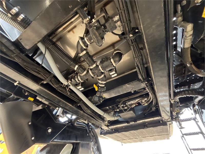 New Holland SP.410F 120 ft 4x4 High Clearance Self-Propelled S رشاشات ذاتية الحركة