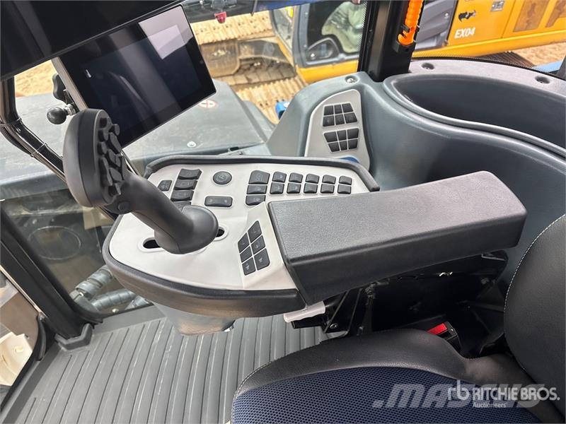 New Holland SP.410F 120 ft 4x4 High Clearance Self-Propelled S رشاشات ذاتية الحركة