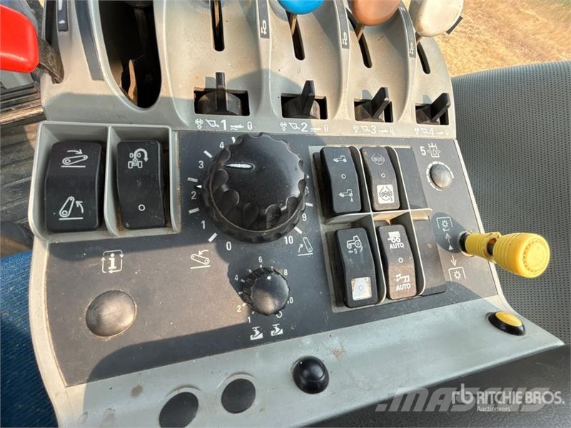 New Holland T8020 4WD Tractor Traktoriai