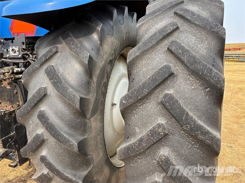 New Holland T8020 4WD Tractor Traktoriai