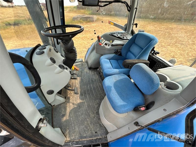 New Holland T8020 4WD Tractor Traktoriai