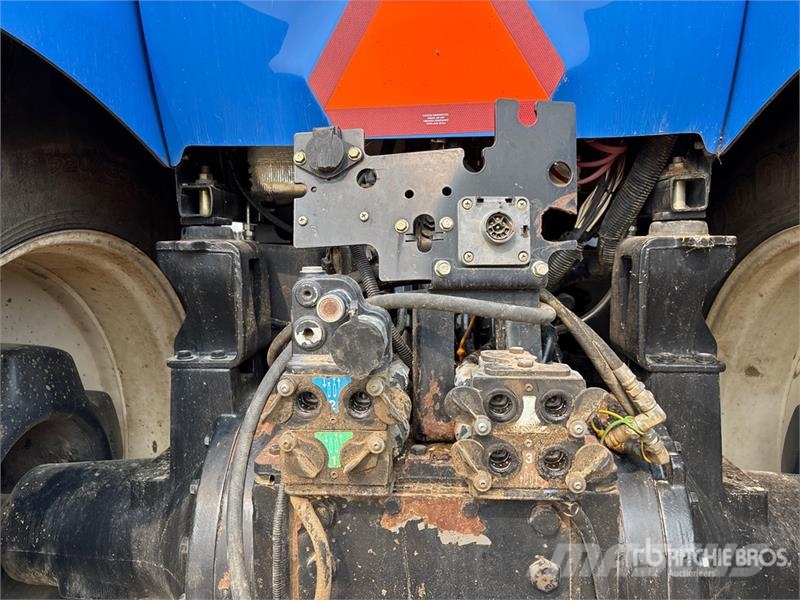 New Holland T8020 4WD Tractor Traktoriai
