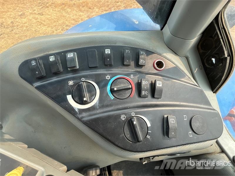 New Holland T8020 4WD Tractor Traktoriai